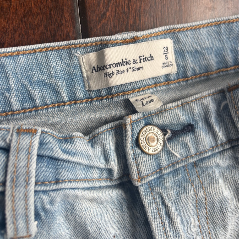 Abercrombie & Fitch Curve Love 4” Shorts - Picture 2 of 3